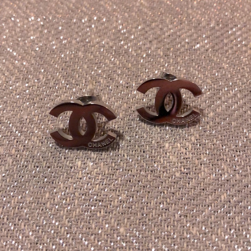 CHANEL silver CC classic logo earrings